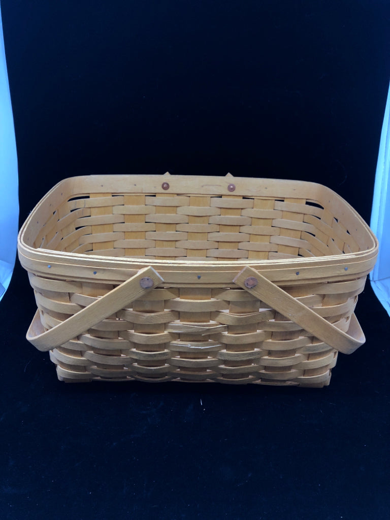 1999 BLONDE RECTANGULAR BASKET W/HANDLES.