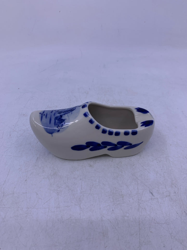SMALL BLUE/WHITE HOLLAND SHOE.