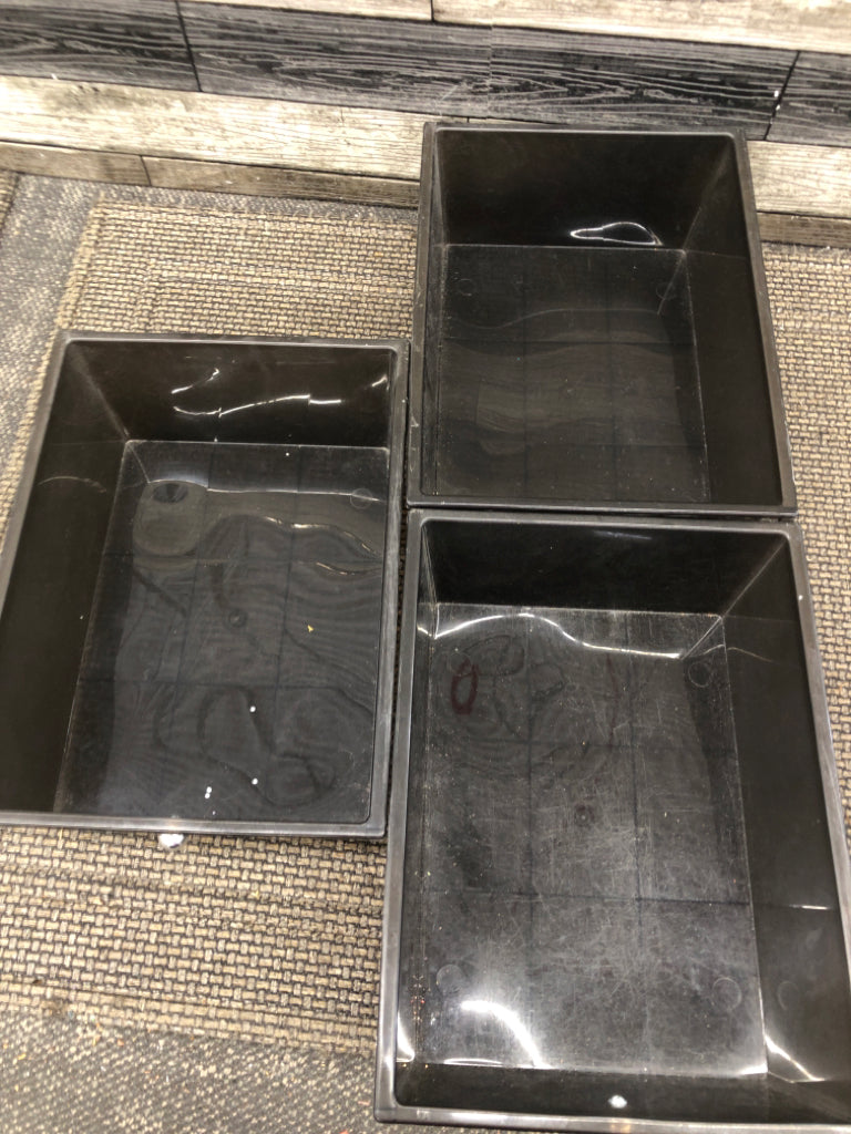 3 TIER BLACK PLASTIC/SILVER METAL STORAGE ROLLING CART.