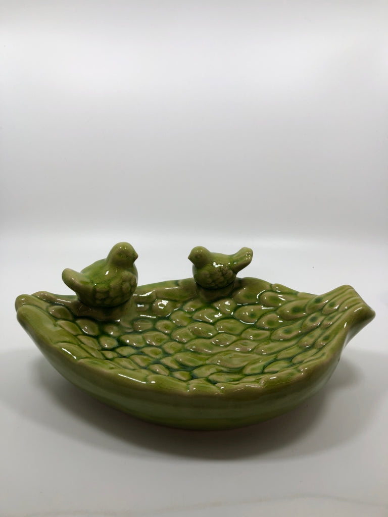 GREEN GLAZED LEAF-STYLE BIRD BATH DECOR.