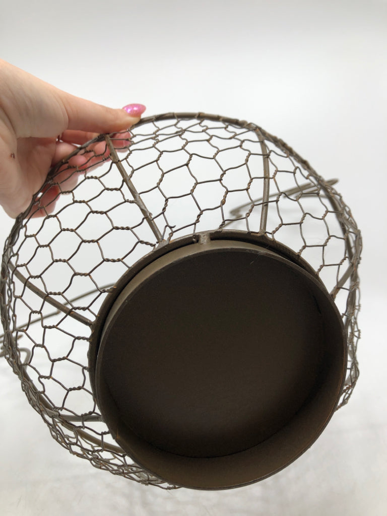 CHICKEN WIRE BASKET.
