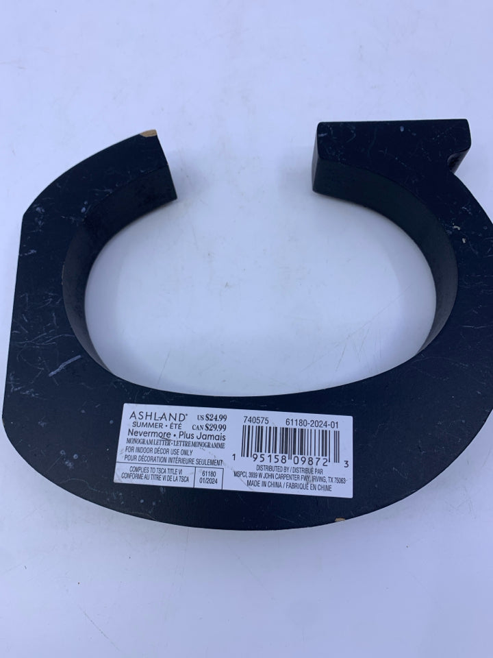 "C" BLACK W PEARLS STANDING SIGN.