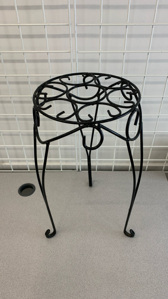 METAL PLANT STAND.