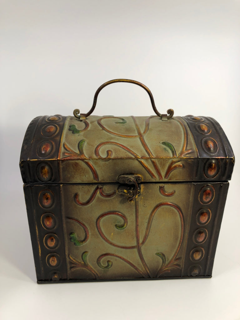 DETAILED TIN BOX W/LATCH HOOK.