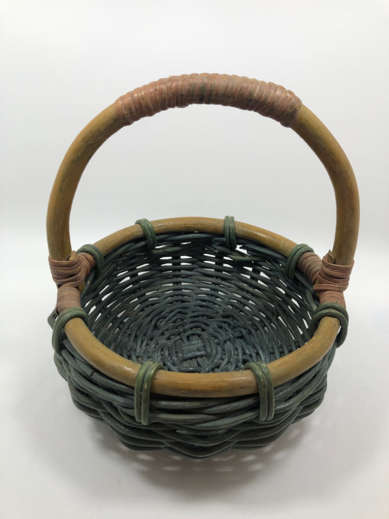SM BLUE ROUND WICKER BASKET W WOOD HANDLE.