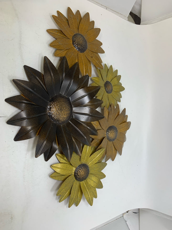 NEW VIEW 5 METAL CLUSTER OF DAISIES.