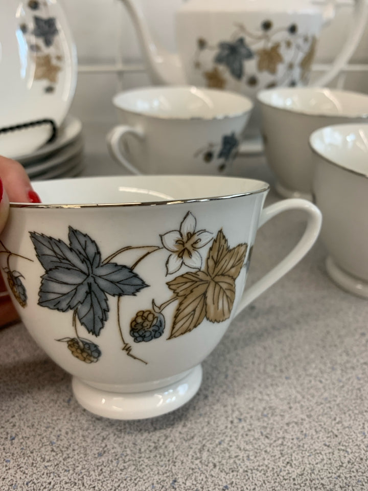 13PC BLUE/ORANGE LEAF TEA SET SRVC FOR 6.