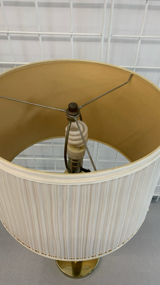 BRASS LAMP W/RIPPLE CREAM SHADE.