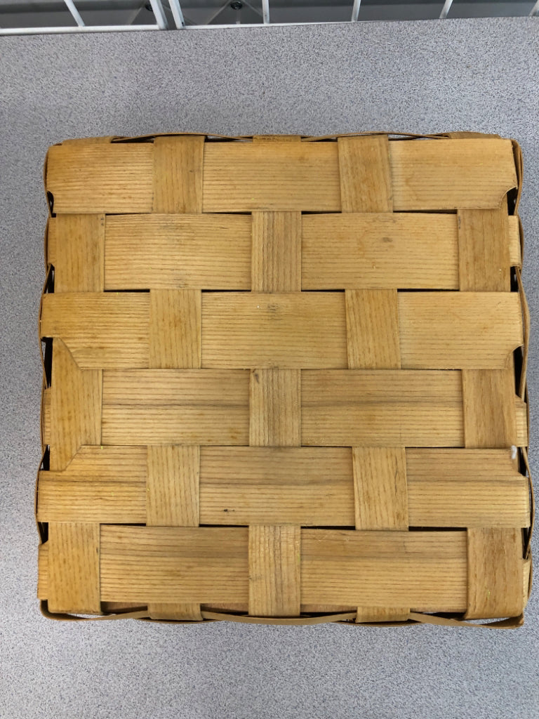 BUFFET ORGANIZER BASKET W/PLASTIC LINER AND BRAIDED HANDLES.