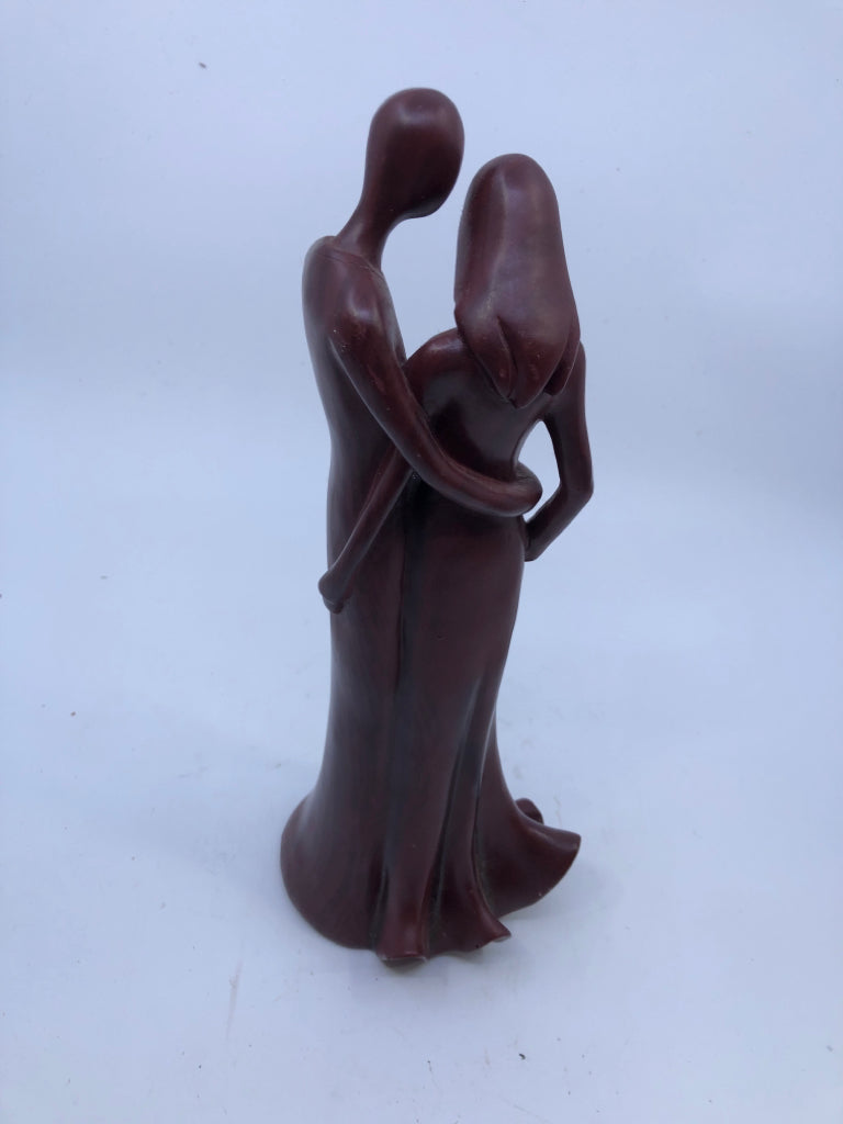 MAROON FAMILY HUGGING ABSTRACT DECOR.