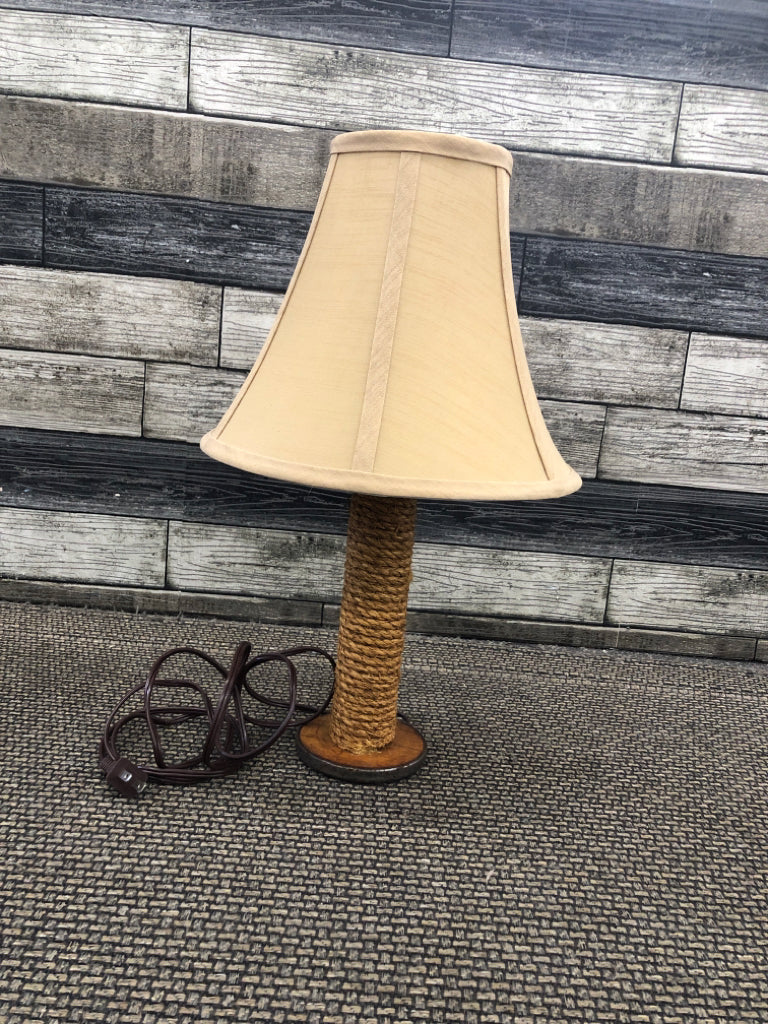 ROPE SPOOL BASE LAMP W/TAN SHADE.