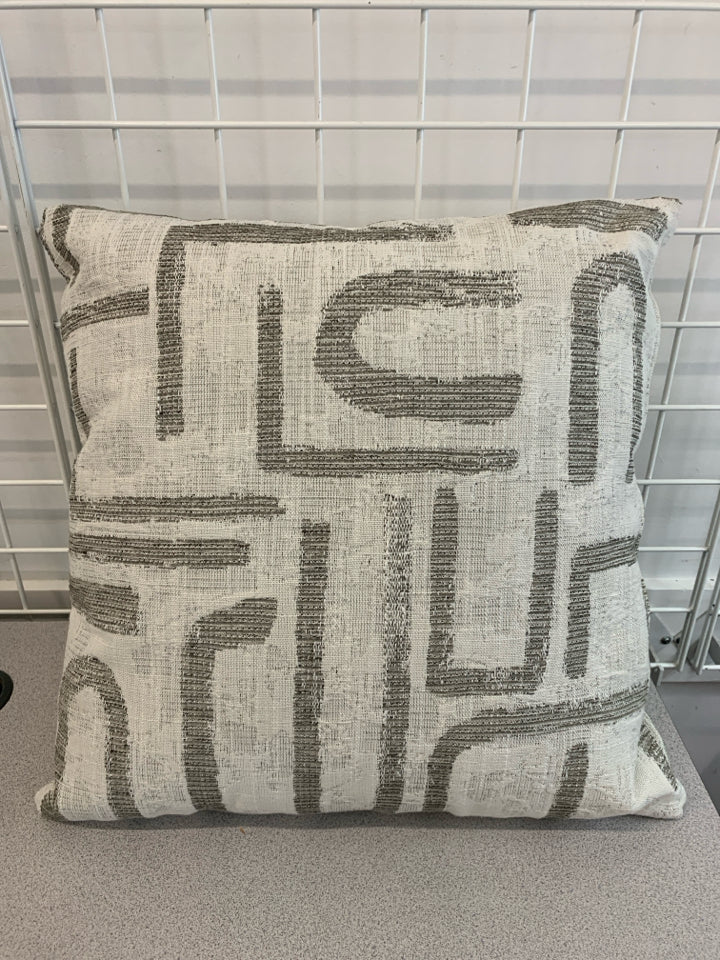 WHITE PILLOW W/ GREY GEOMETRIC DESIGN.