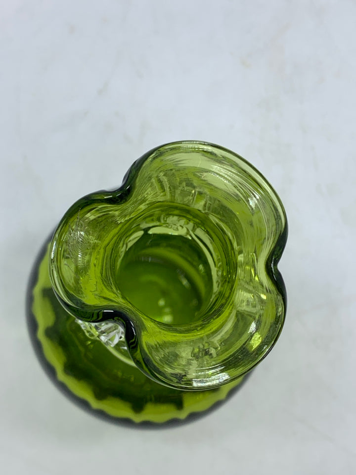 GREEN BLOWN GLASS BUD VASE W/RUFFLE EDGE.