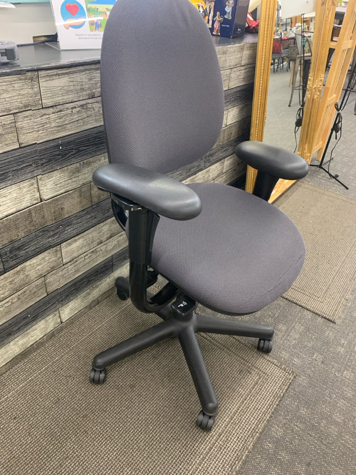 GREY SWIVEL OFFICE CHAIR.