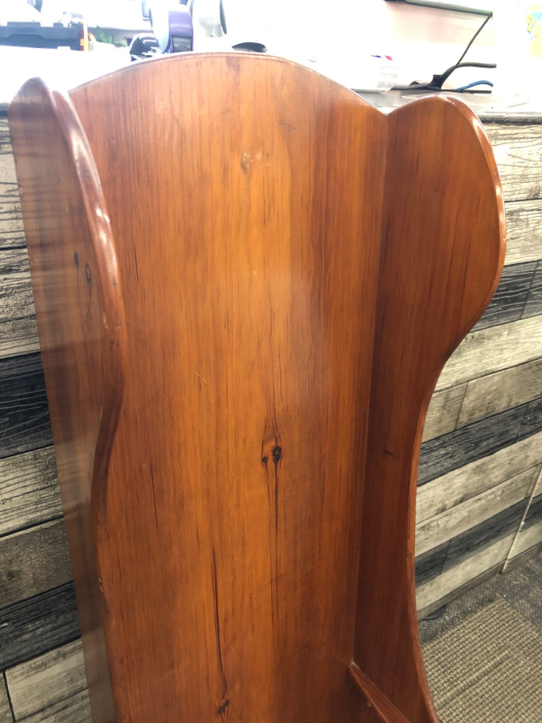 VTG ROCKING CHAIR DECOR W/DRAWER.