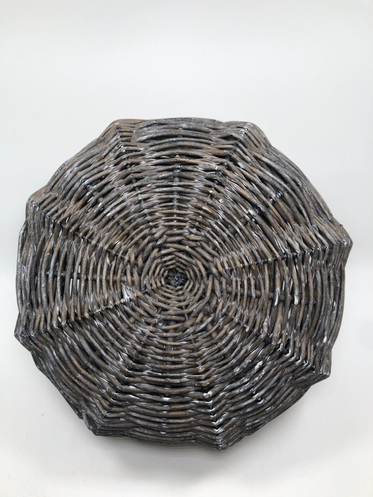 GRAY WICKER PUMPKIN.