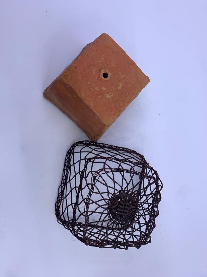 TERRA COTTA PLANTER W BROWN WIRE HOLDER.