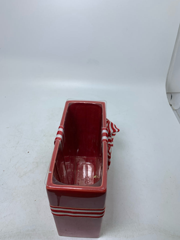 RED PLANTER PRESENT.