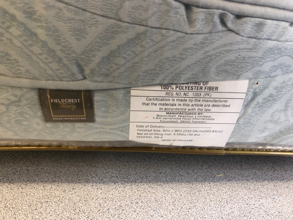 NIP 3 PC QUEEN COMFORTER SET.
