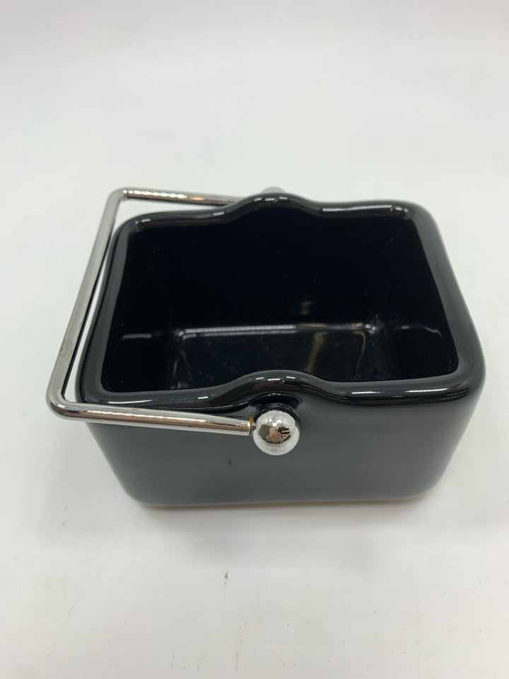 BLACK CERAMIC BASKET W/METAL HANDLE.