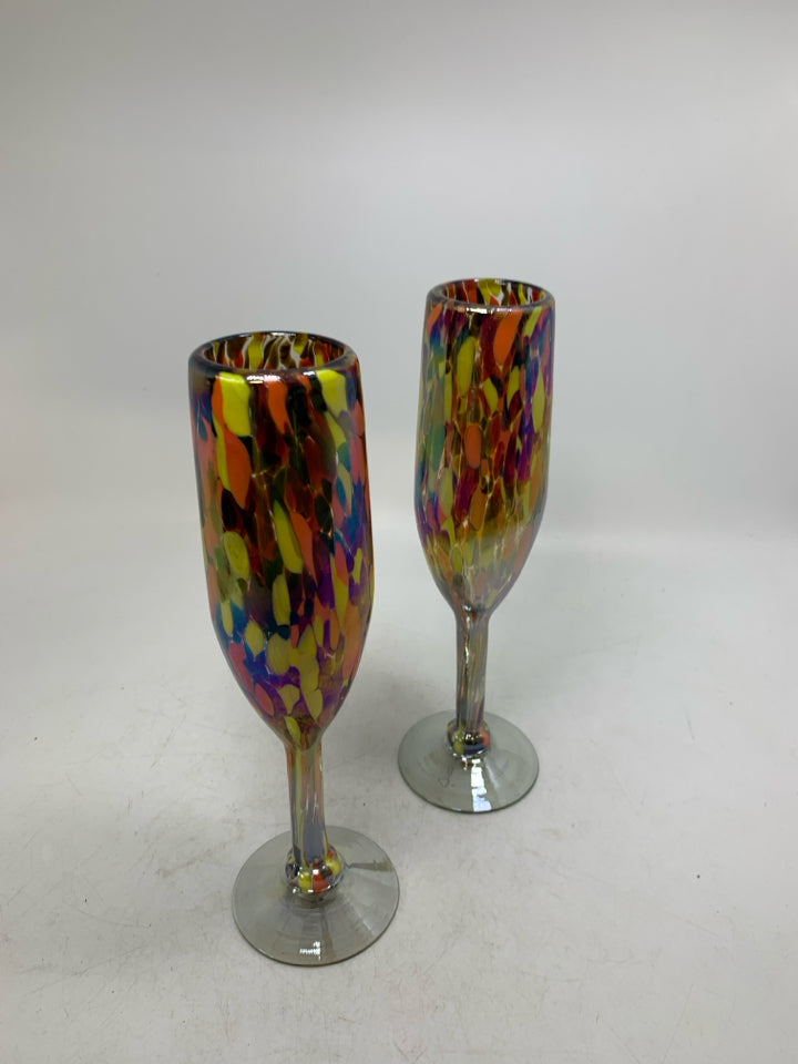 2 CONFETTI BLOWN GLASS CHAMPAGNE FLUTES.
