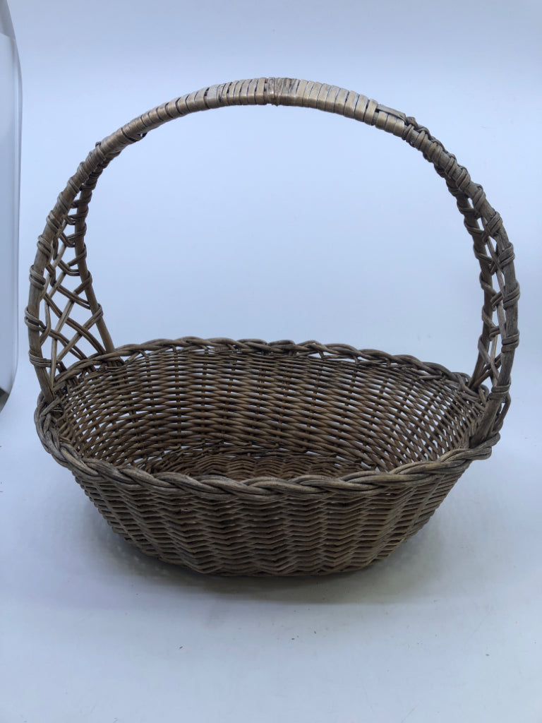 WICKER BASKET DUSTY BROWN W/HANDLE.