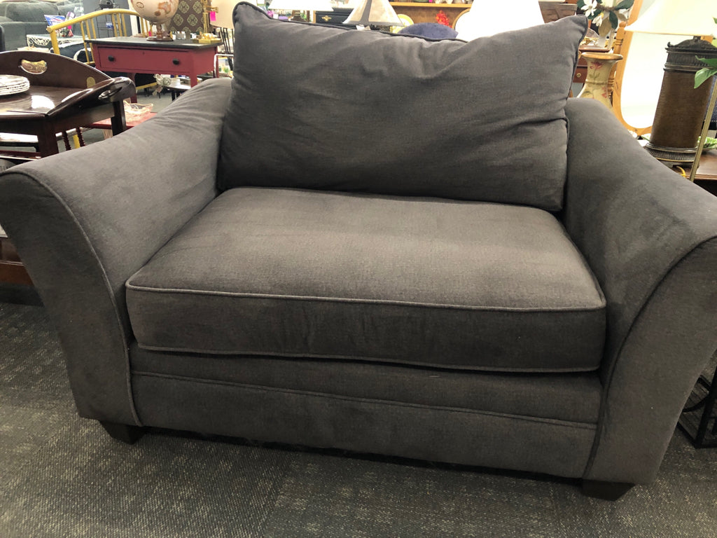 SOFT GRAY OVERSIZED CHAIR.