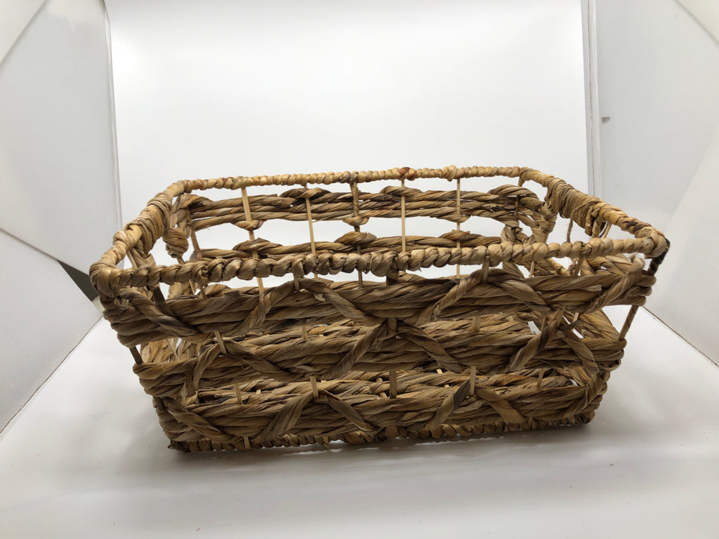 WOVEN BASKET W HANDLES+SPIRAL RIM.