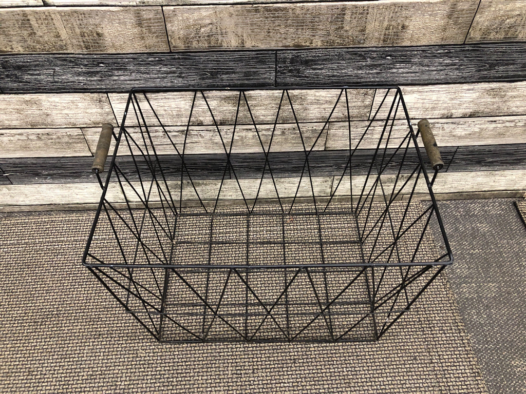 METAL WIRE BASKET W/WOODEN HANDLES.