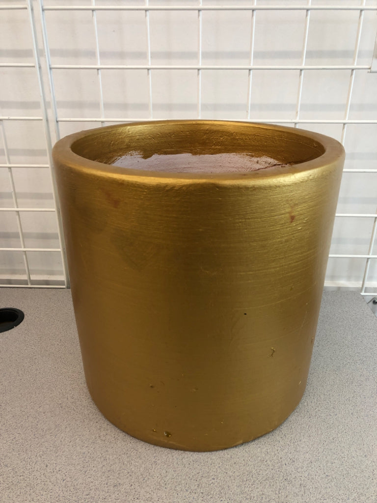 LARGE GOLD TERRA COTTA PLANTER.