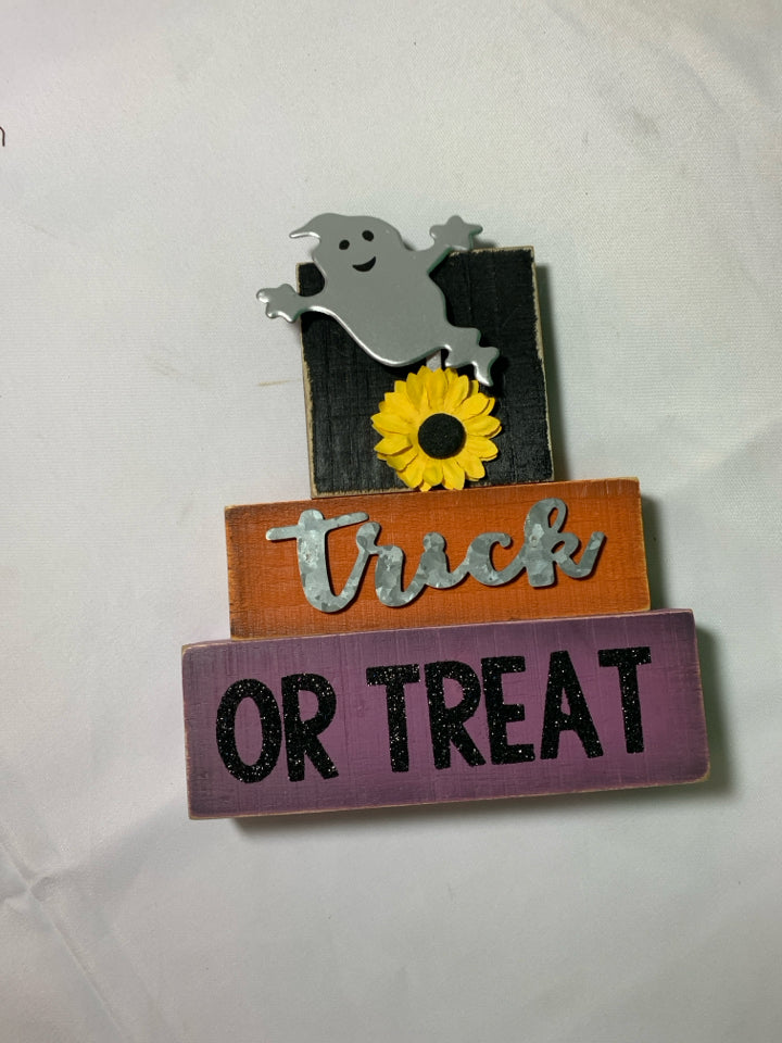 WOOD STACKED SIGN TRICK OR TREAT DECOR.