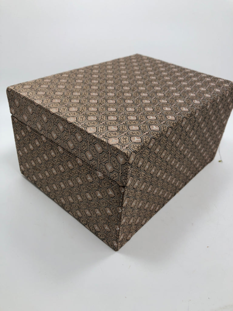 WOOD LACQUER VASE IN FABRIC BOX VASE.