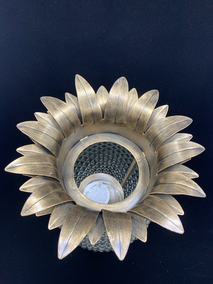 GLASS/METAL PINEAPPLE CANDLE HOLDER.
