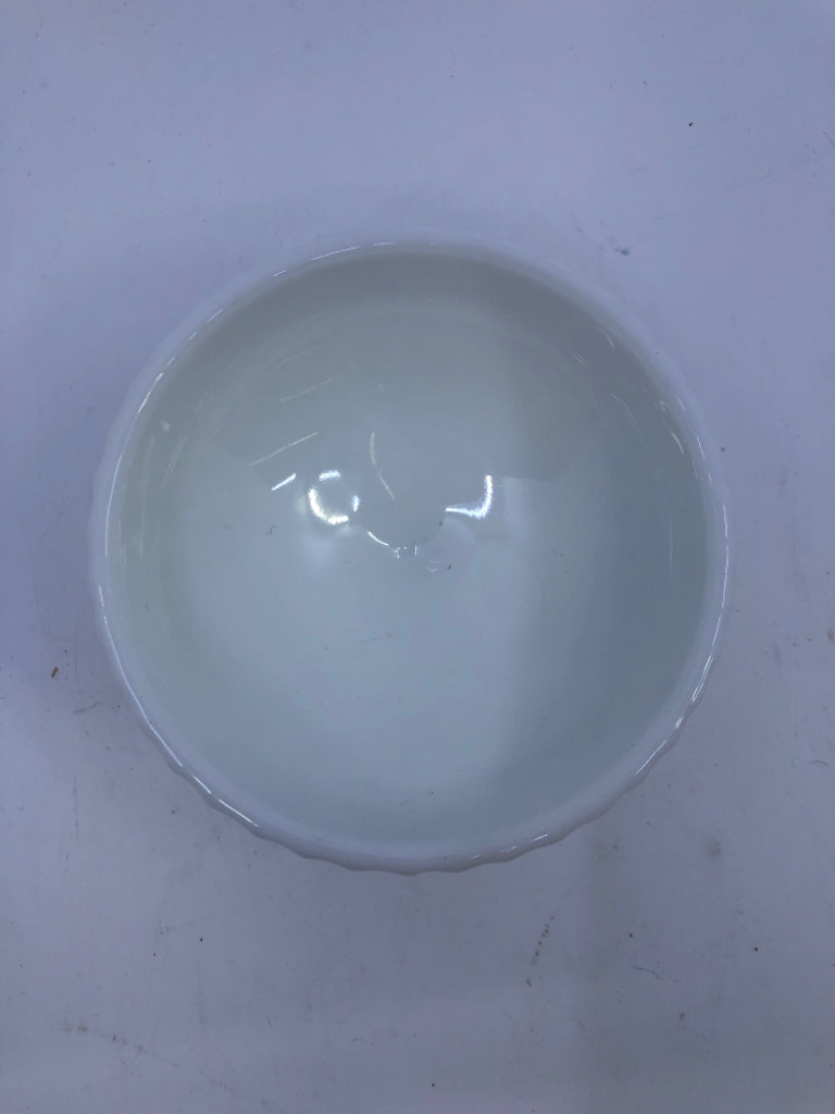 VTG FOOTED MILKGLASS SHALLOW CATCH ALL DISH DIAMOND PATTERN.