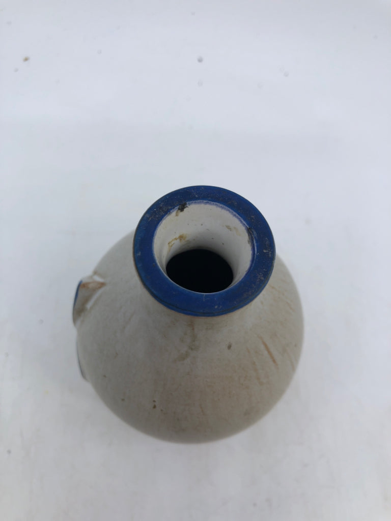 GREY TEAR DROP VASE W BLUE ACCENTS.