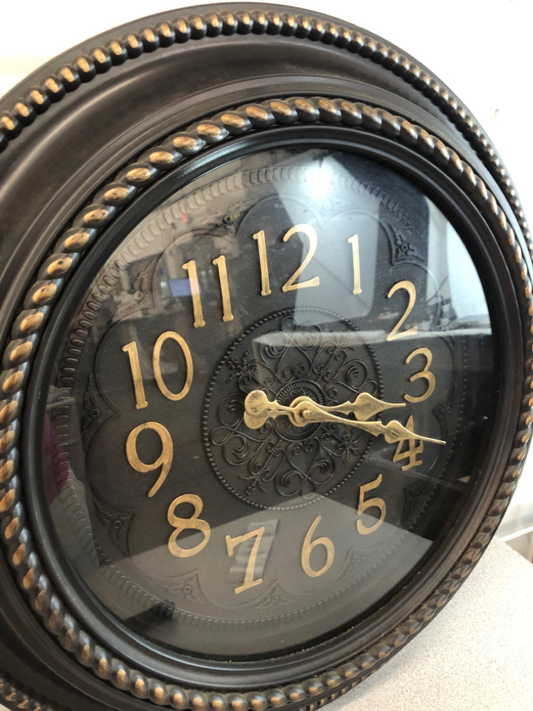 BROWN PLASTIC ROUND WALL CLOCK.