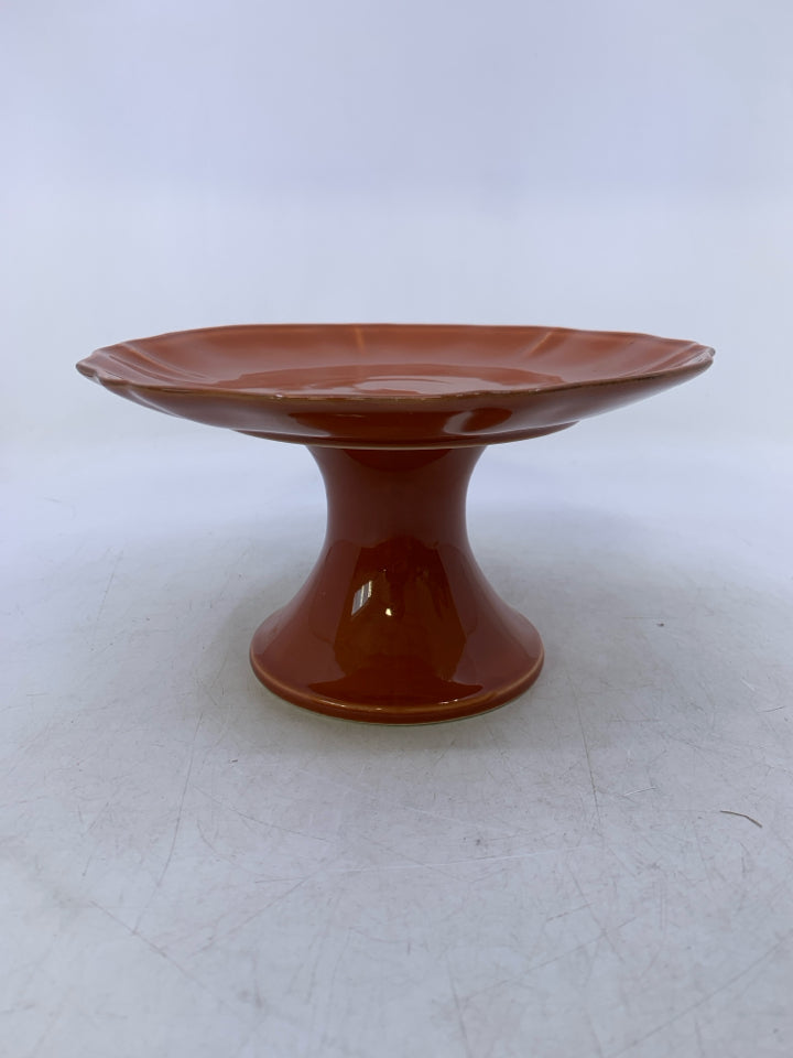 BURNT ORANGE FOOTED CERAMIC CAKE STAND W/ EMBOSSED LEAF.