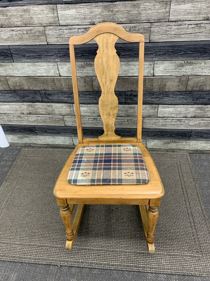 VTG WOODEN ROCKING CHAIR W/QUILTED CUSHION+PILLOW.