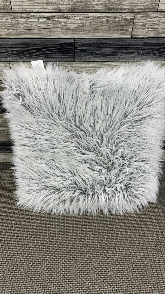 GRAY/CREAM FURRY ACCENT PILLOW.