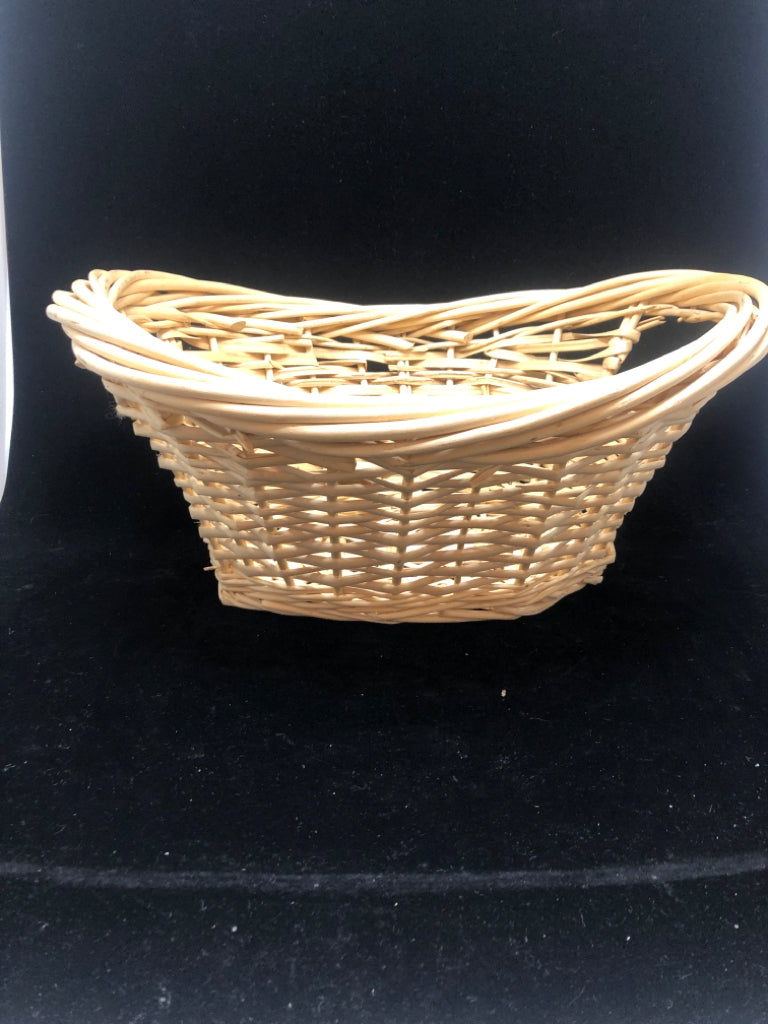 OVAL WICKER BASKET.