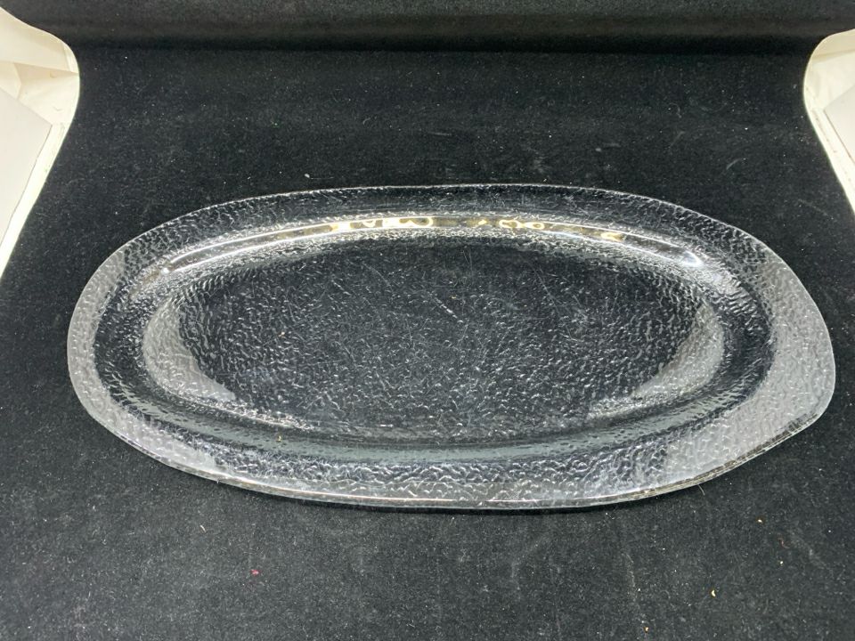 TEXTURED OVAL GLASS PLATE.