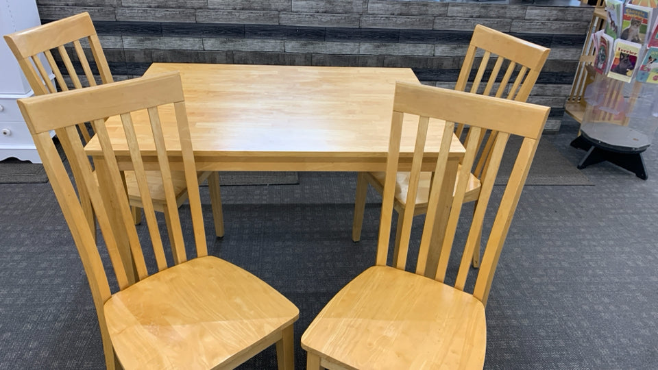 SOLID OAK KITCHEN TABLE W/4 CHAIRS.