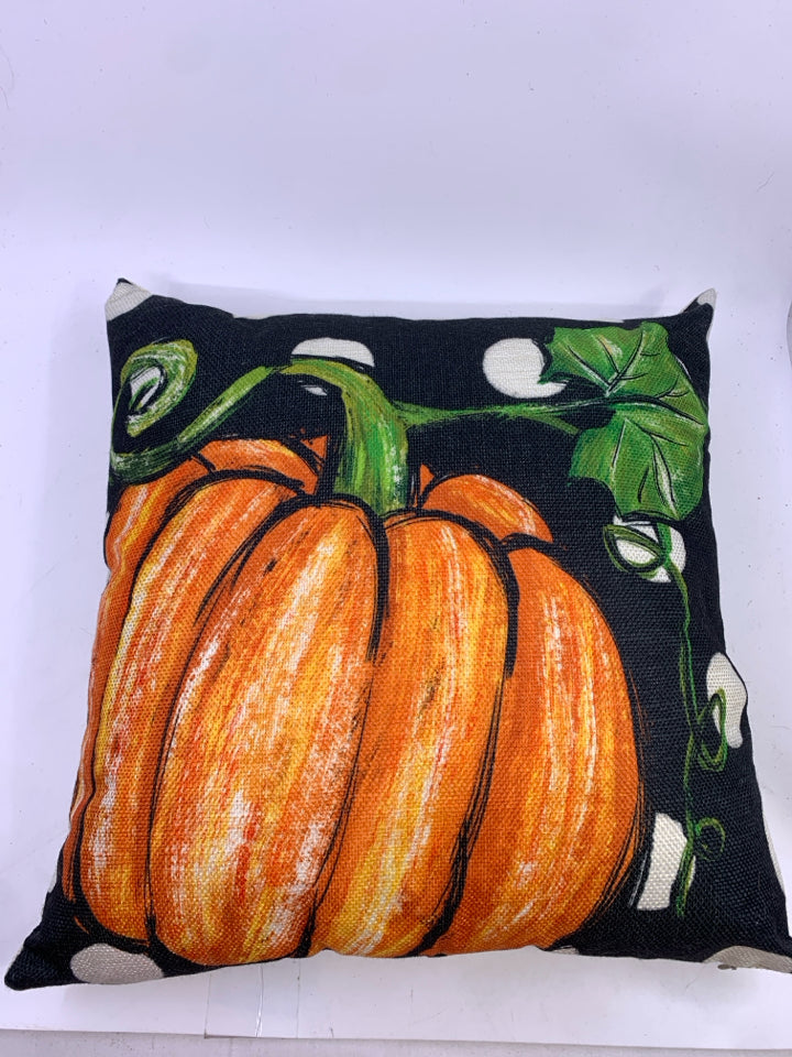 BLACK/WHITE PUMPKIN ACCENT PILLOW.