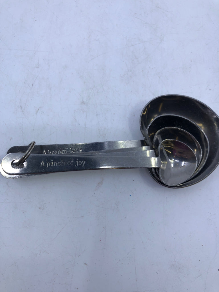 4 PC METAL HEART MEASURING SPOON SET.