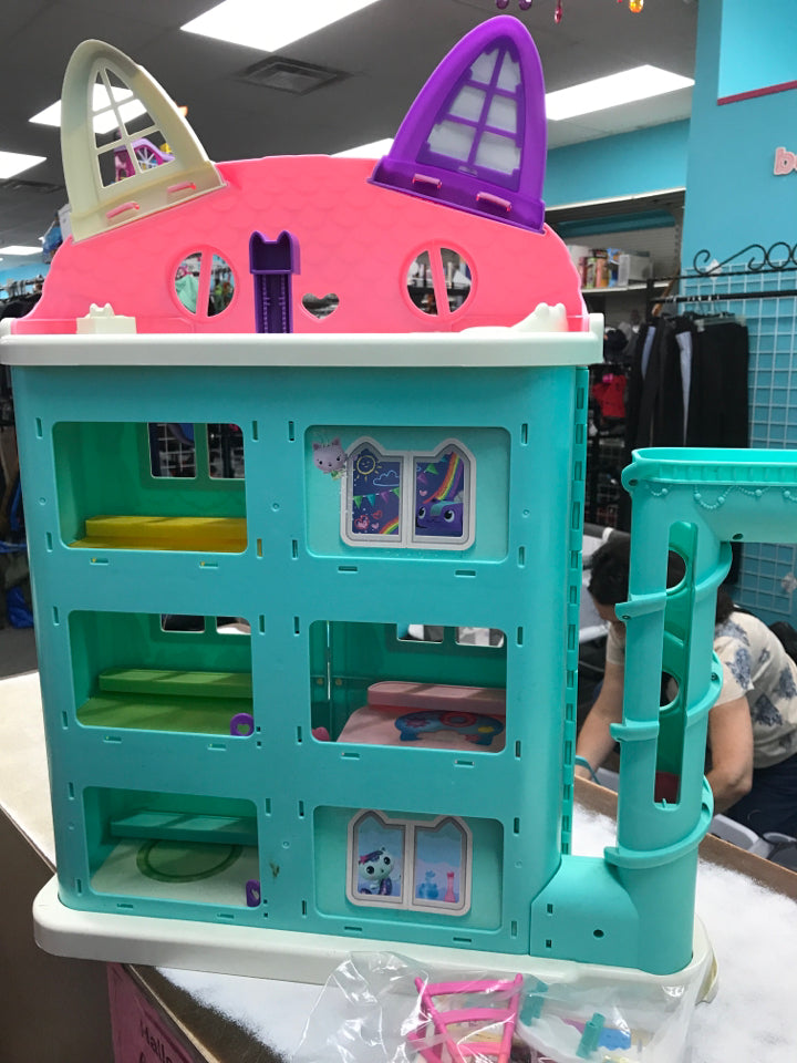 GABBY'S DOLLHOUSE W/SOME ACCESSORIES