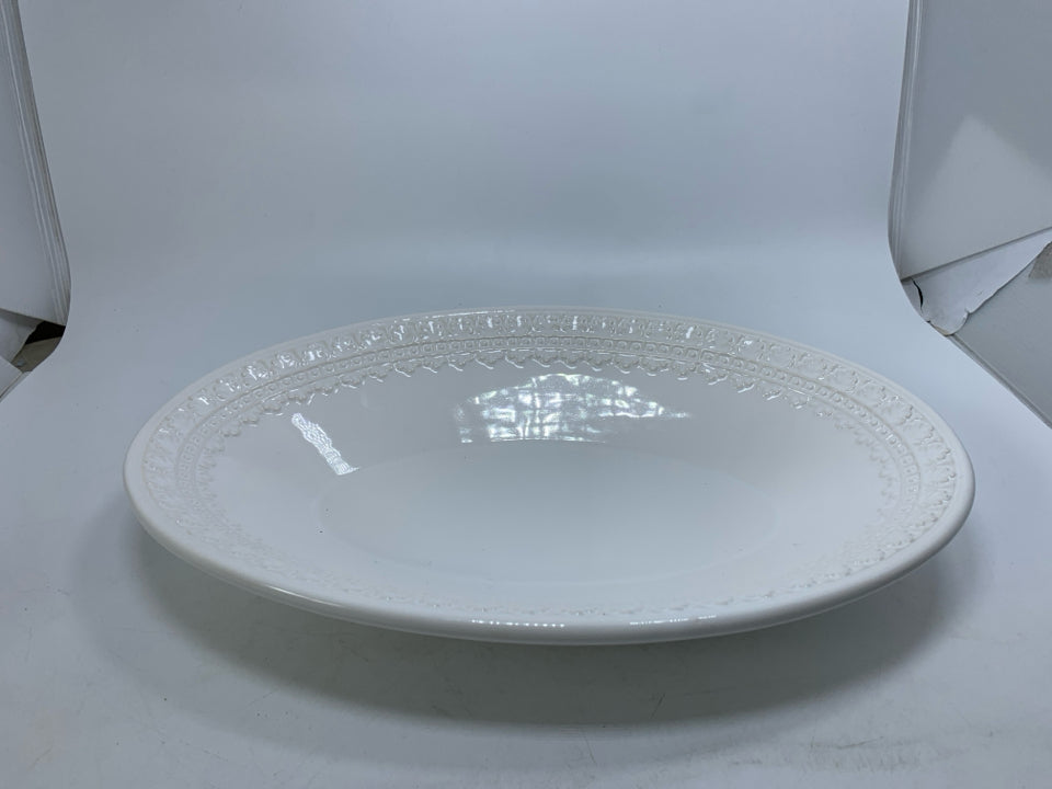 WHITE OVAL SERVING BOWL W/ TEXTURED EDGE.