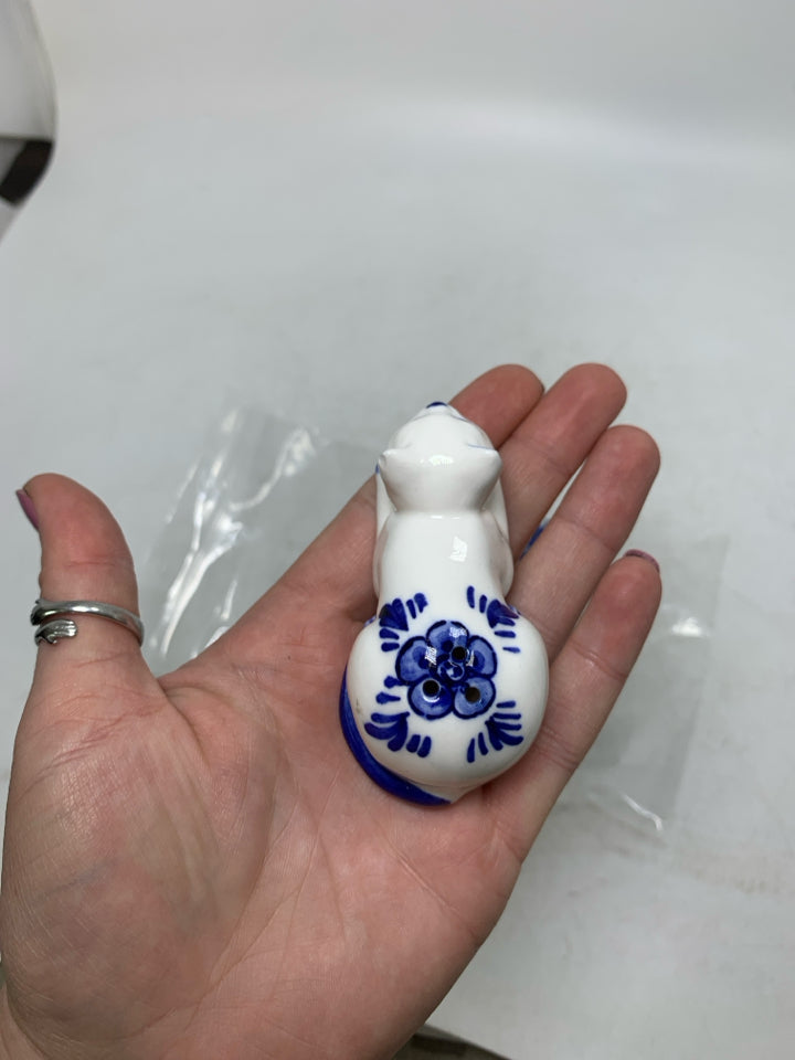 CERAMIC LAYING DOWN CATS BLUE FLORAL IN BAG.