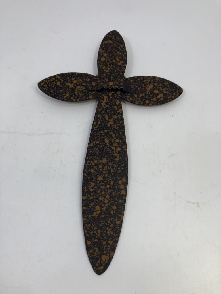 RUSTIC METAL HEART WALL CROSS.