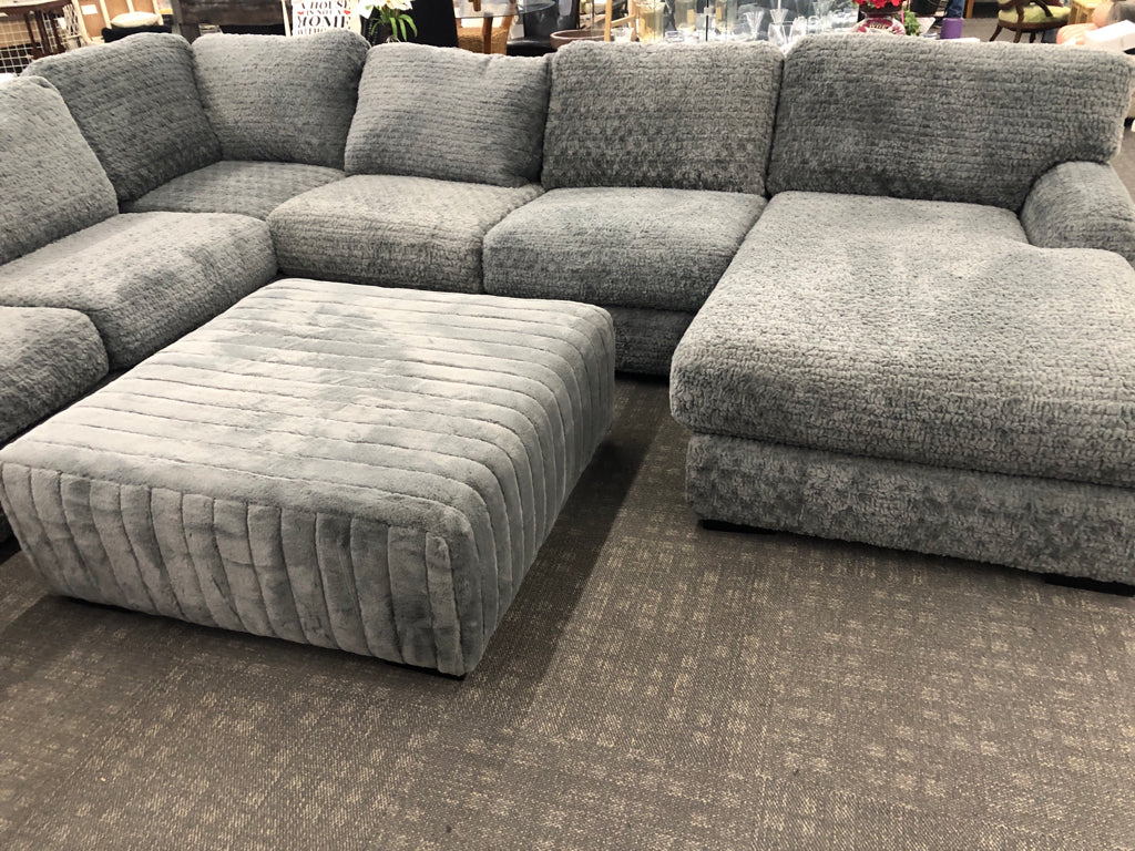 FLUFFY GRAY 3PC SECTIONAL W/CHASE & OTTOMAN.