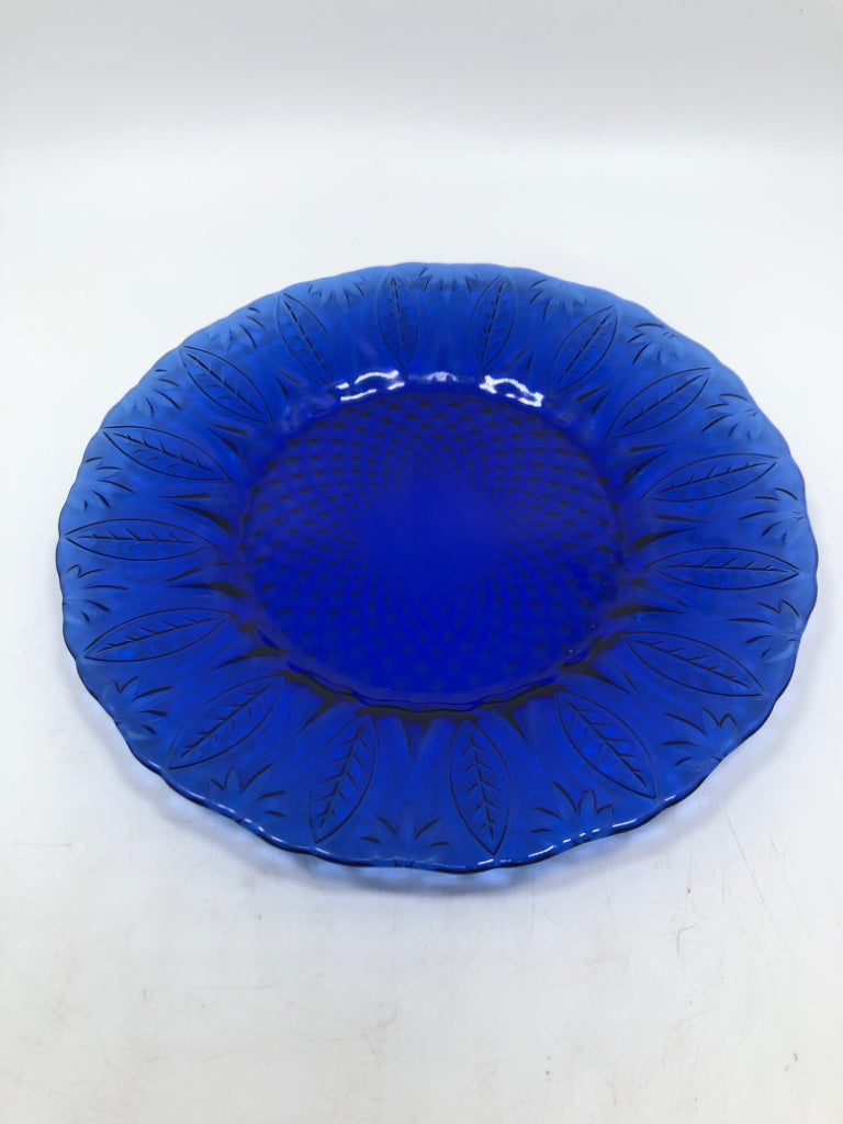 4 BLUE GLASS FLORAL LUNCH PLATES.